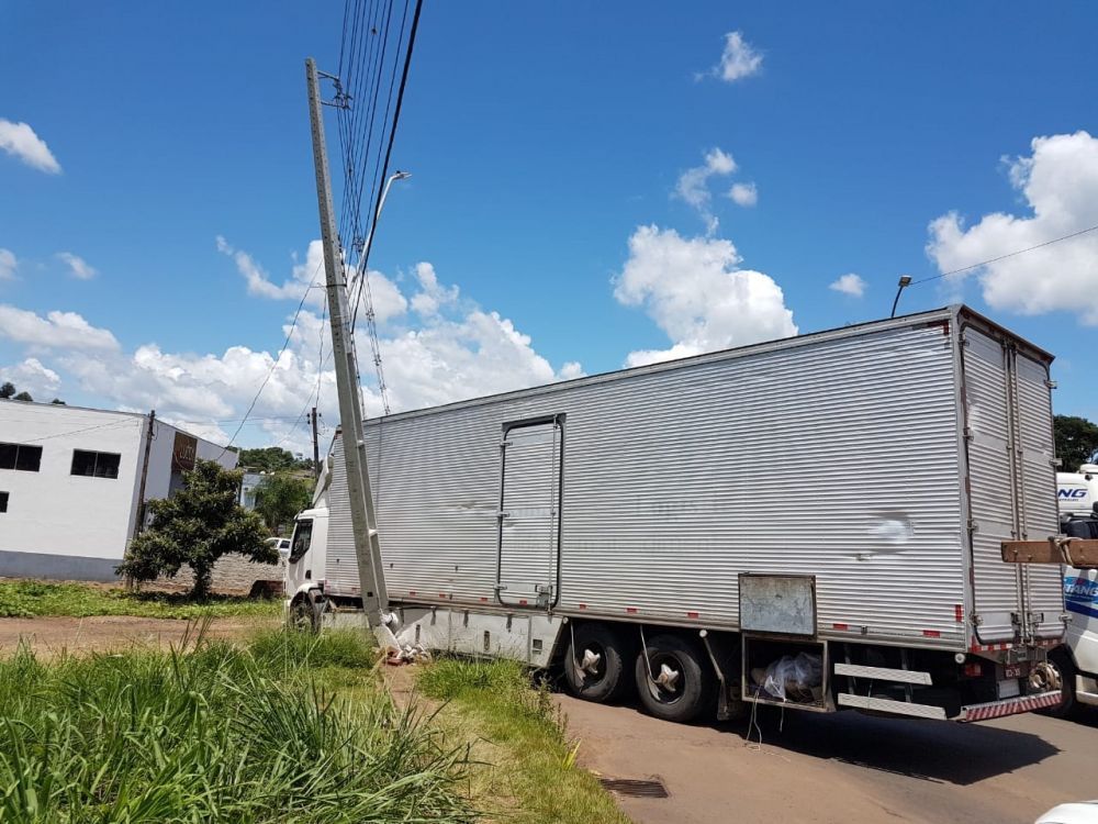 Caminhão desgovernado bate contra poste da rede elétrica na saída para