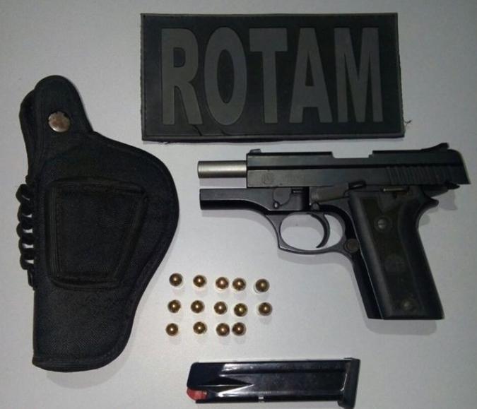 Homem é preso ao ser flagrado com pistola .380 no bairro Vila